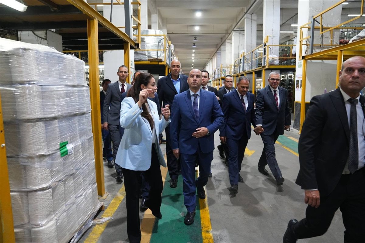 وزير العمل في مصنع “النساجون الشرقيون”