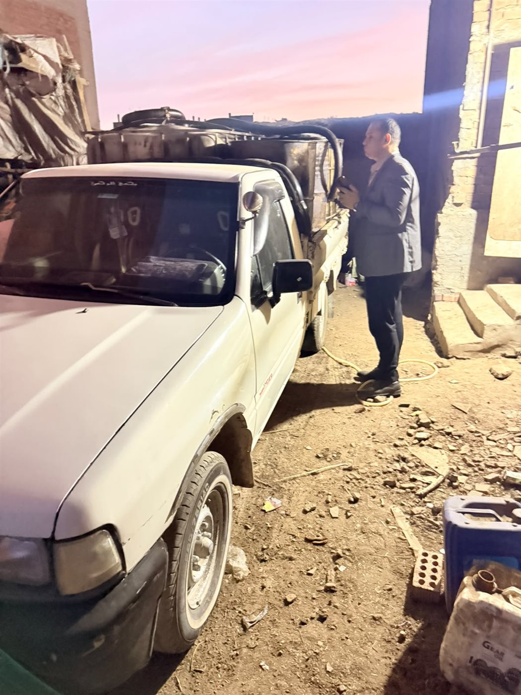 جهاز حماية المستهلك بمحافظة الدقهلية في ضبط مخزن غير مرخص يُستخدم في إعادة تدوير زيوت السيارات المستعملة