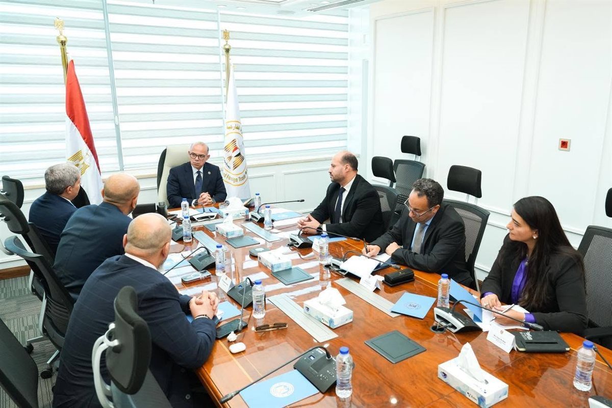 وزير الاستثمار يبحث مع