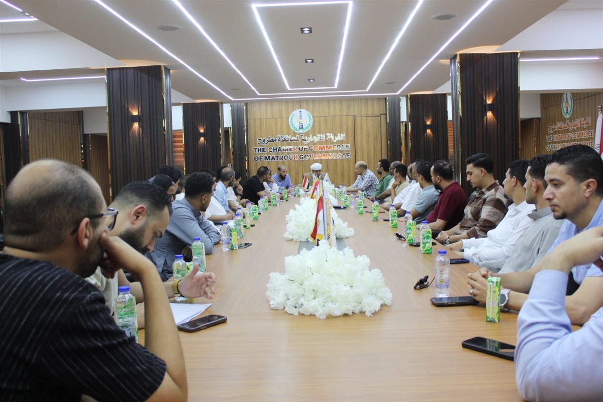 اجتماعًا موسعًا مع أصحاب محال المحمول وأجهزة الاتصالات، بحضور مختار جبريل رئيس الغرفة التجارية