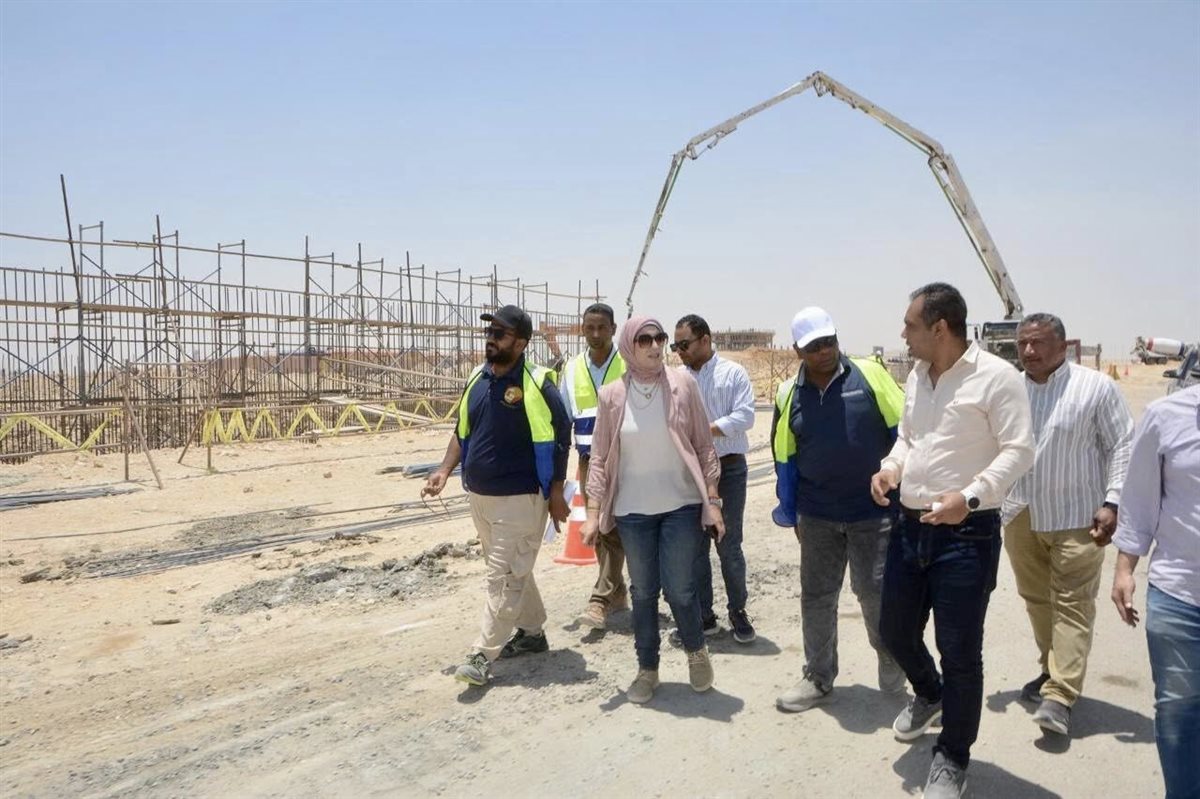 المهندسة أسماء مخلوف، رئيس جهاز تنمية مدينة السويس الجديدة، بجولة تفقدية بمشروع كوبري الربط الاستراتيجي