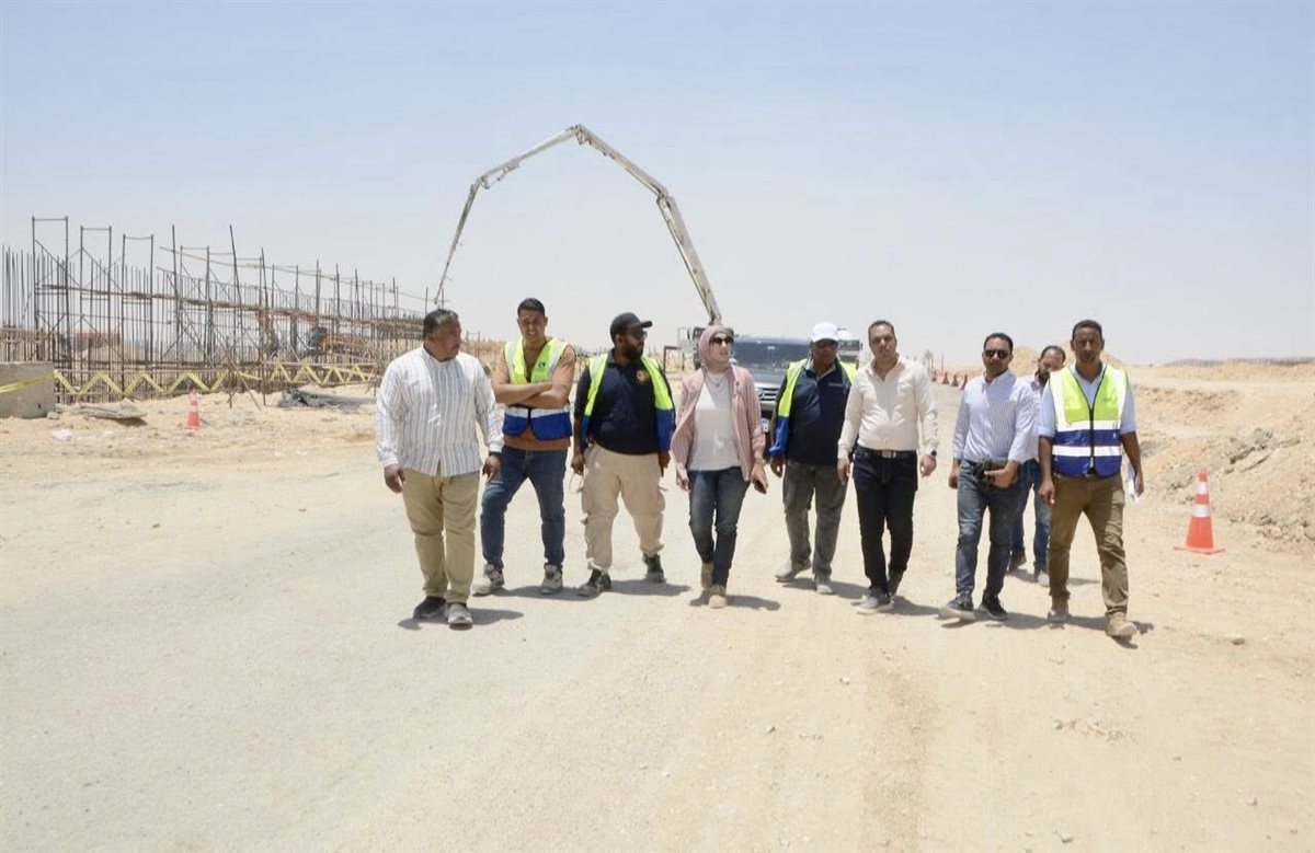 المهندسة أسماء مخلوف، رئيس جهاز تنمية مدينة السويس الجديدة، بجولة تفقدية بمشروع كوبري الربط الاستراتيجي