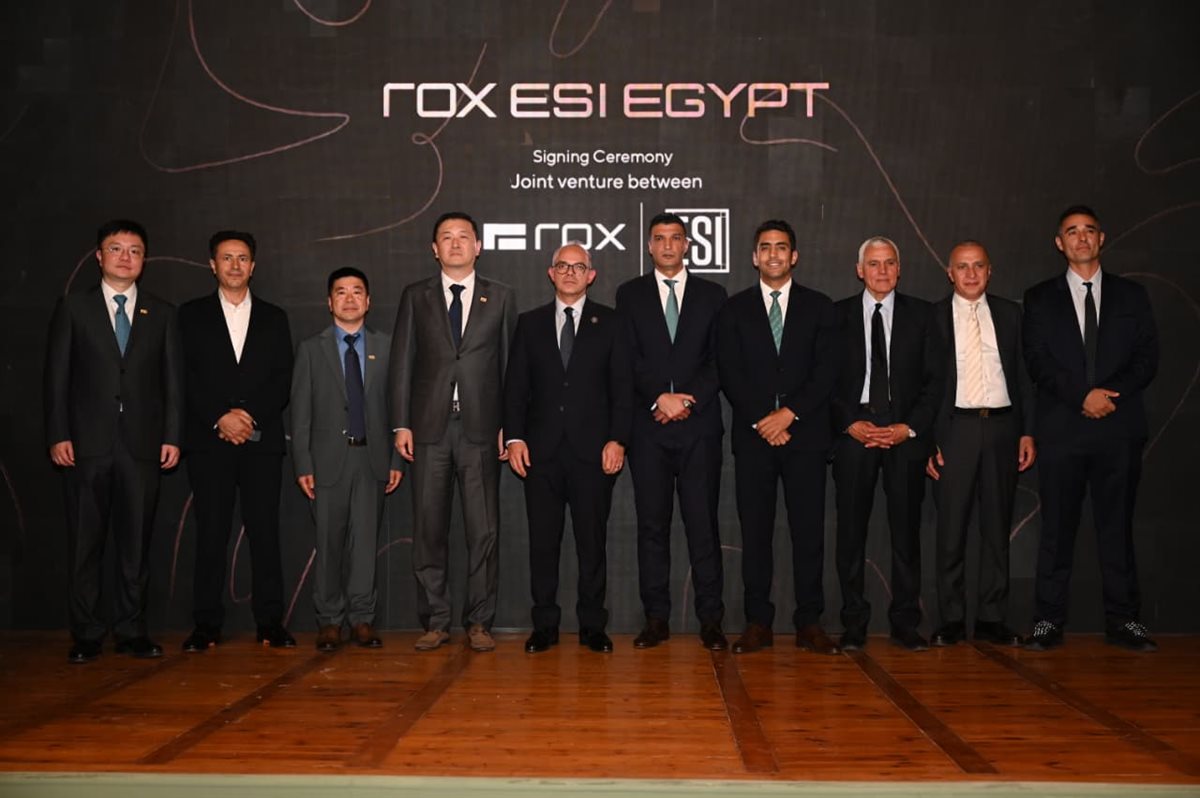 وزير الصناعة مع مجموعة عز العرب السويدي للاستثمار الصناعي وشركة ROX Motor العالمية