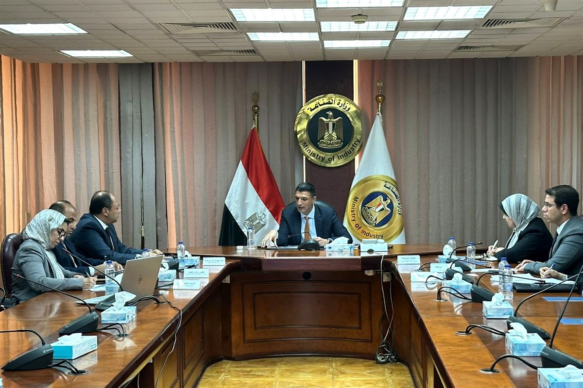 وزير الصناعة أثناء الاجتماع