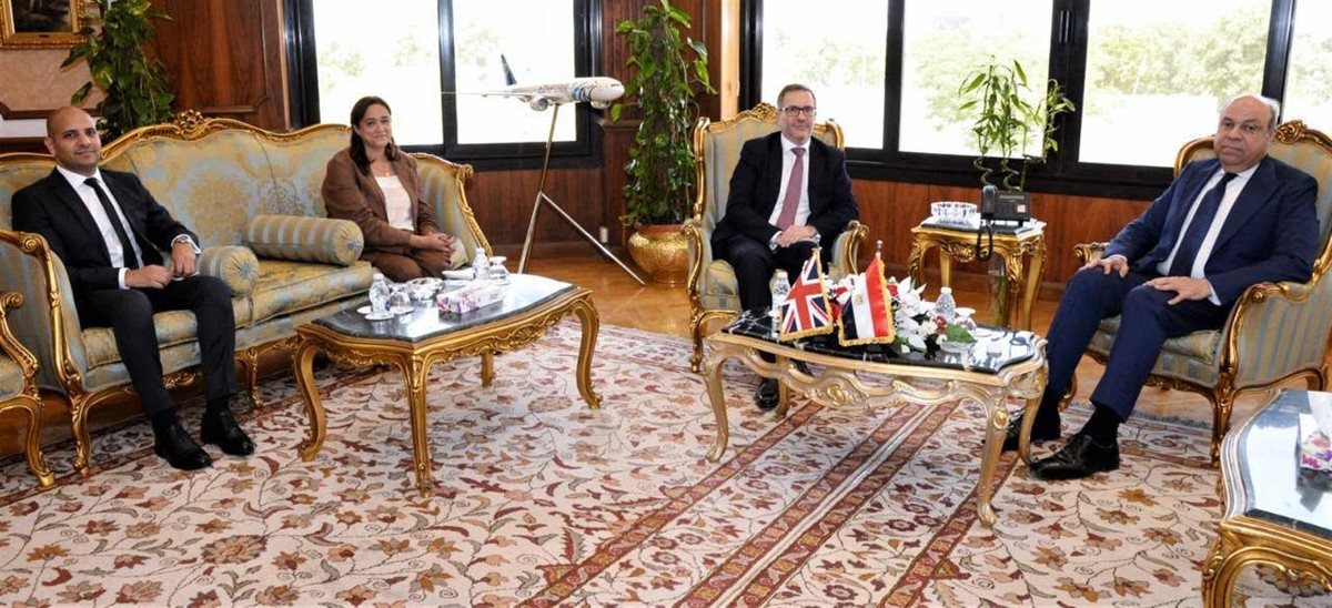 وزير الطيران المدني يبحث مع السفير البريطاني تعزيز الشراكة الاستراتيجية وتوسيع التعاون في قطاع الطيران المدني