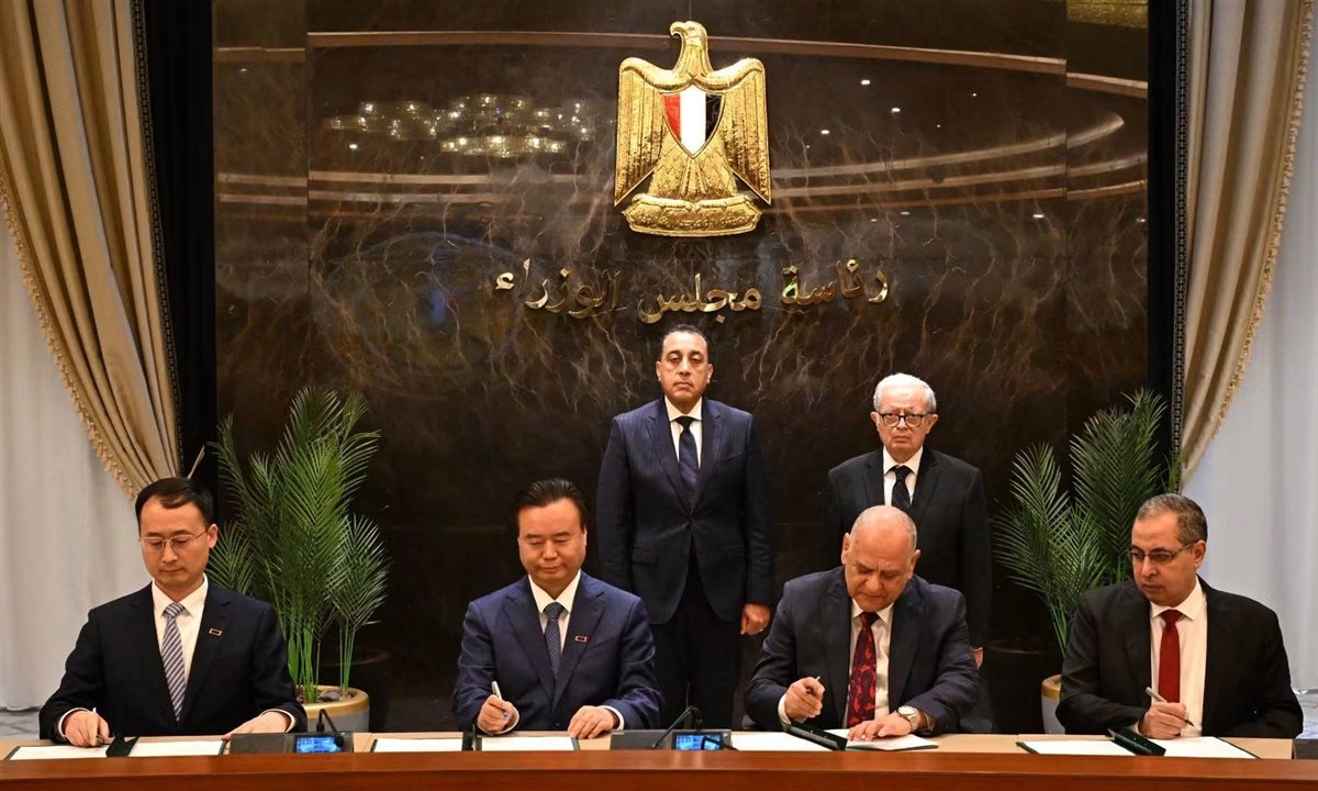 خلال التوقيع