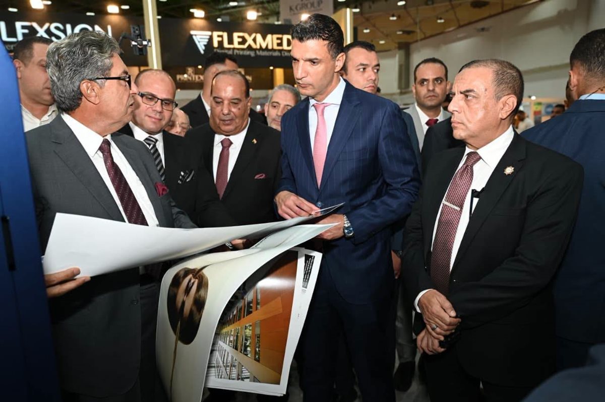 &nbsp;المهندس خالد هاشم، وزير الصناعة في جولة بمعرض 