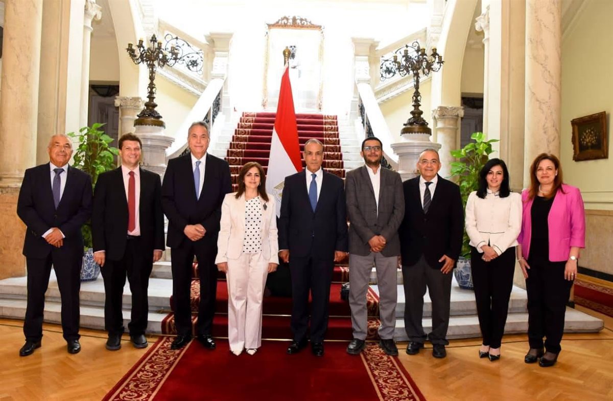 وزير الخارجية مع الوفد الطبي المصري