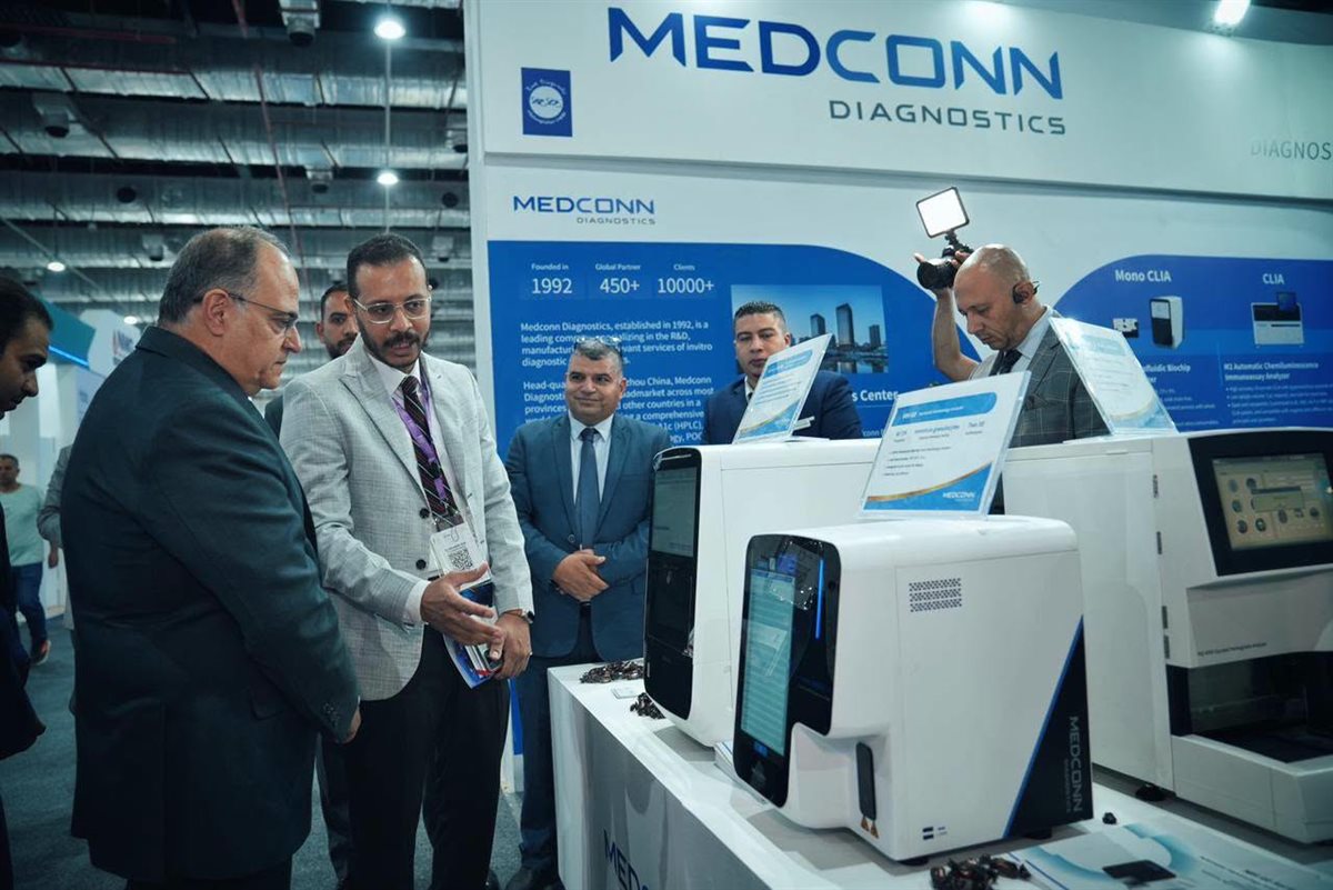 ، وعدد من قيادات الهيئة، أجنحة العرض الخاصة بالشركات المحلية والعالمية العاملة في قطاعي الدواء والمستلزمات الطبية