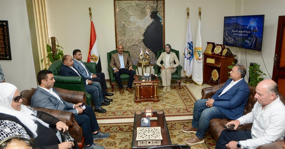 المهندسة أسماء أحمد مخلوف، رئيس جهاز تنمية مدينة السويس الجديدة، اللواء أ.ح هاني رشاد، محافظ السويس، خلال زيارة ميدانية للمدينة