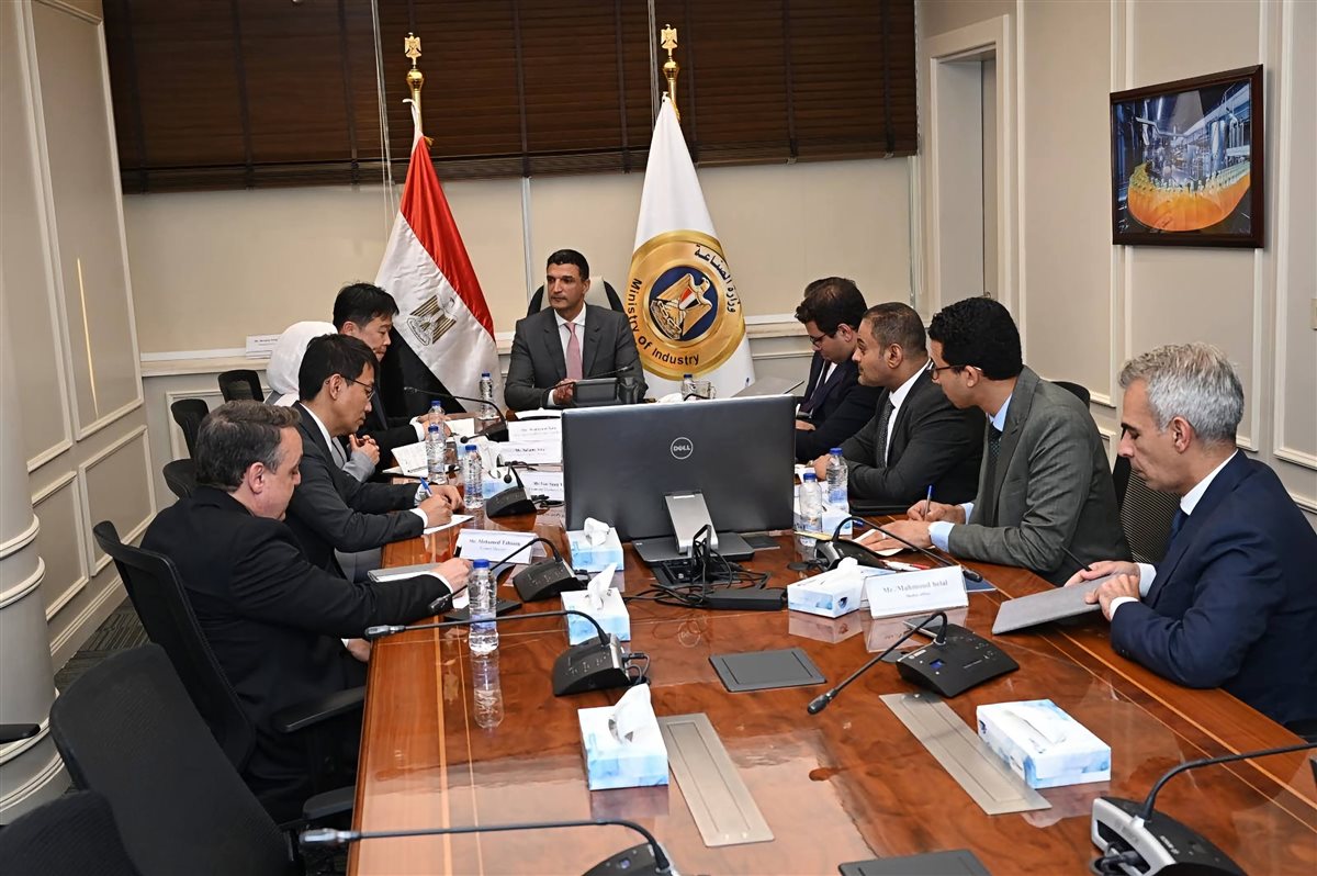 وزير الصناعة يبحث خطط سامسونج التوسعية وتعميق التصنيع المحلي بمصر