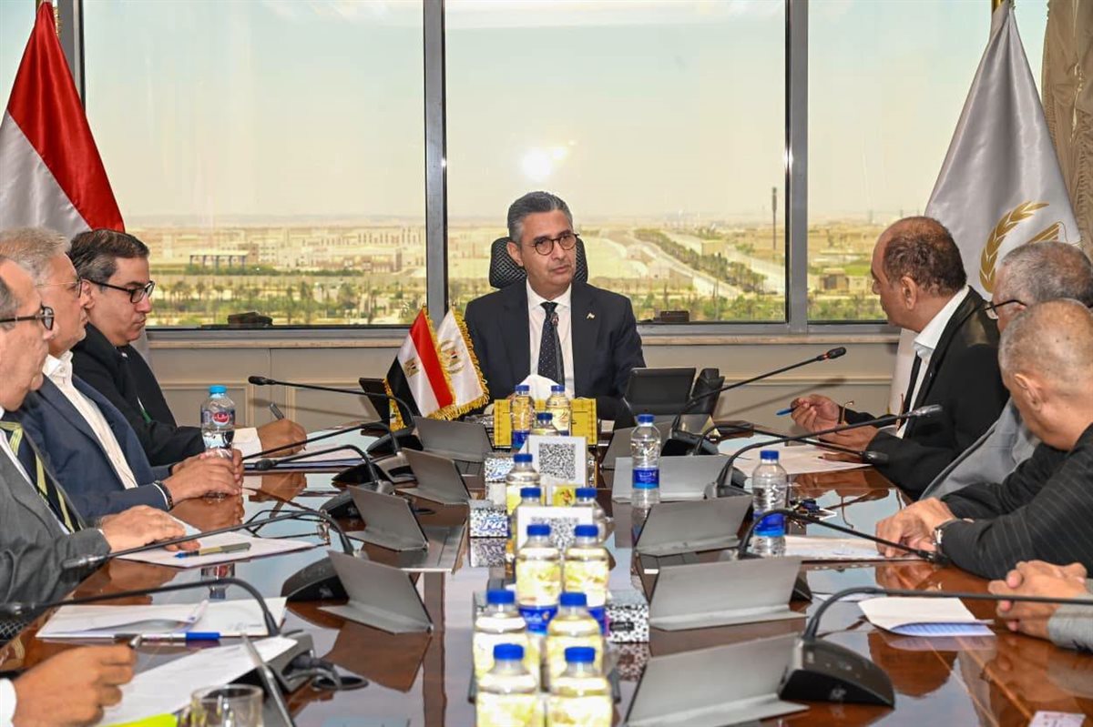 الدكتور شريف فاروق، وزير التموين والتجارة الداخلية خلال اجتماعة&nbsp;