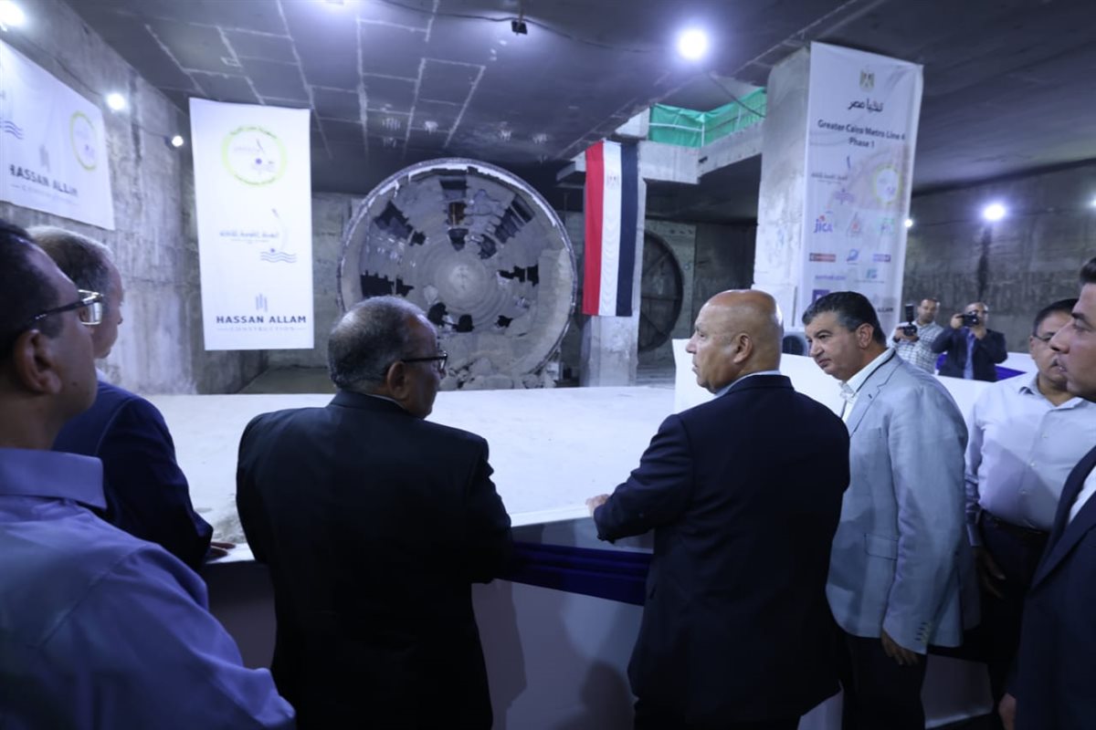 وزير النقل خلال الجولة