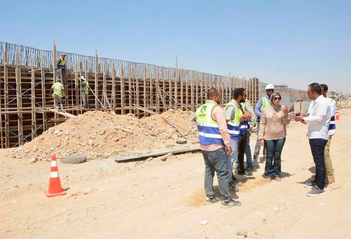 رئيس جهاز السويس الجديدة تتابع تنفيذ كوبري الربط الاستراتيجي ومحطة «البوستر»