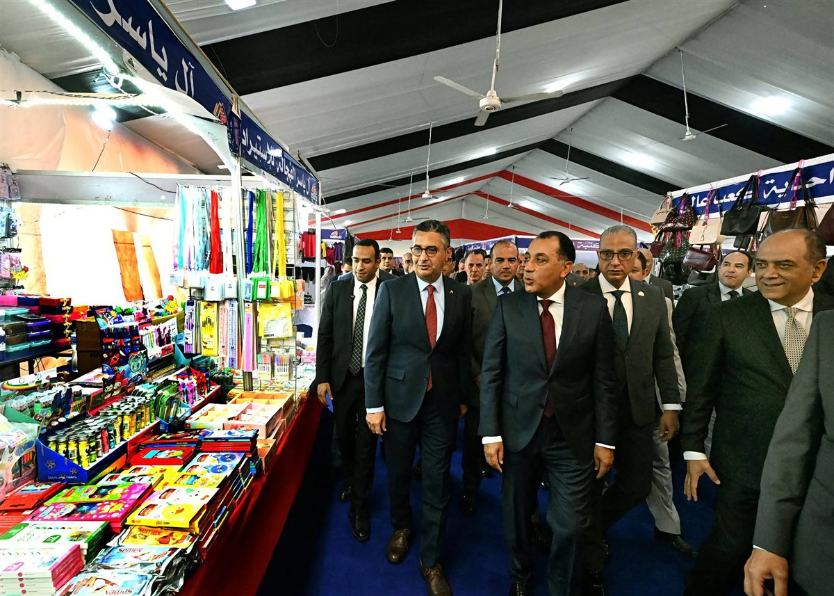 الدكتور مصطفى مدبولي، بحضور الدكتور شريف فاروق وزير التموين، في معرض «أهلًا مدارس 2026»