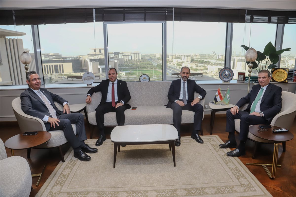 الدكتور شريف فاروق، وزير التموين والتجارة الداخلية، عقد اجتماعًا مشتركًا مع علاء فاروق، وزير الزراعة واستصلاح الأراضي، بمقر وزارة الزراعة، بحضور النائب سامي شاهين، رئيس لجنة الزراعة والري بمجلس النواب