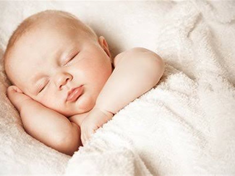 9 طرق للتأكد من سلامة طفلك أثناء نومه