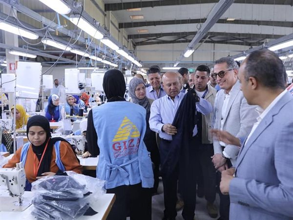 كامل الوزير: تشكيل لجنة للمرور على الأراضي المخصصة للمستثمرين الصناعيين في المنيا