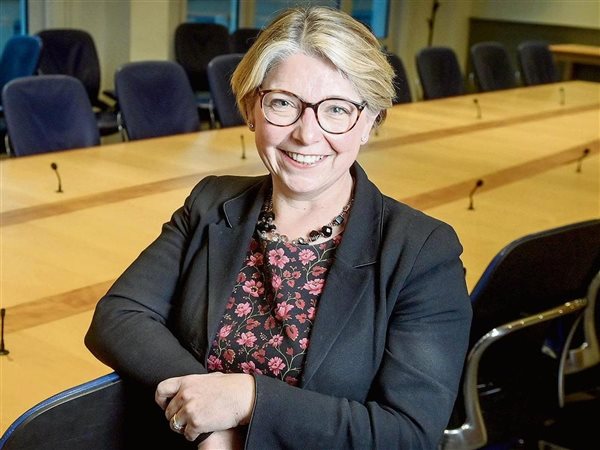 نائب محافظ بنك إنجلترا: ينبغي عدم التعليق على الجدل السياسي حول صافي الانبعاثات الصفرية