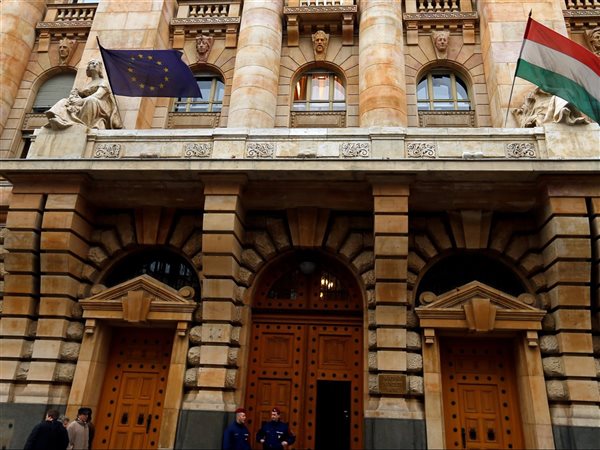 البنك المركزي المجري يقرر تثبيت سعر الفائدة الأساسي عند 6.5%