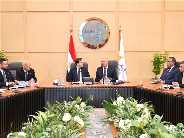 تعاون مصري سويدي للتوسع في توطين صناعات الأتوبيسات الكهربائية والشواحن