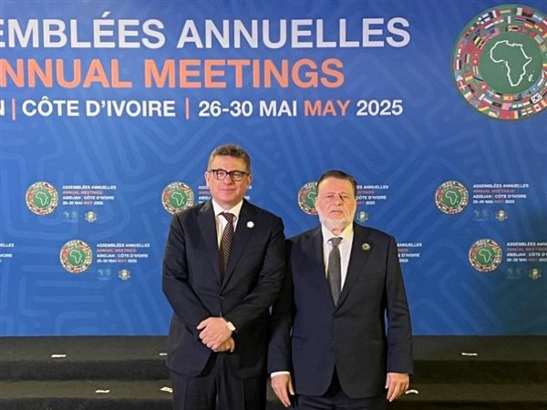 محافظ البنك المركزي المصري يهنئ خالد شريف بمناسبة انتخابه مديرًا تنفيذيًا لمصر وجيبوتي ببنك التنمية الإفريقي