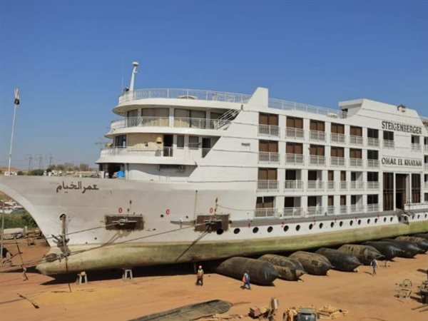 المقاولون العرب تنجح في رفع أكبر الفنادق العائمة ببحيرة ناصر باستخدام الوسائد الهوائية