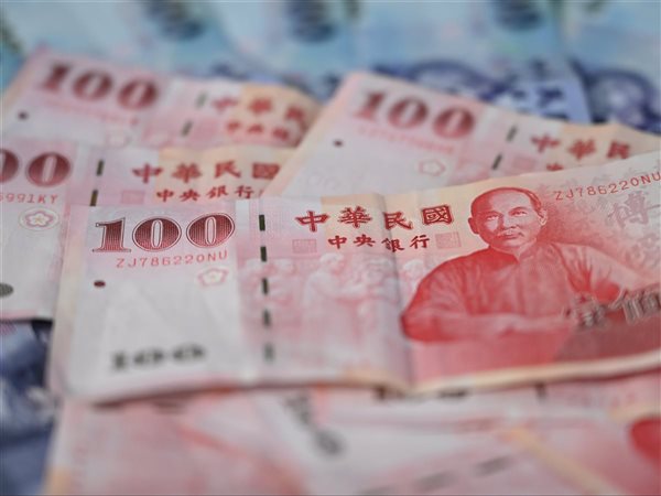 البنك المركزي التايواني يحذر المصدرين من المضاربة على العملات