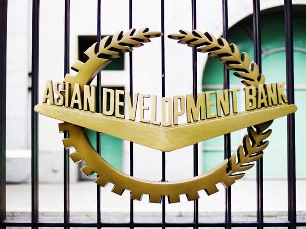 بنك التنمية الآسيوي يقر برنامجا بقيمة 800 مليون دولار لتعزيز المالية العامة في باكستان