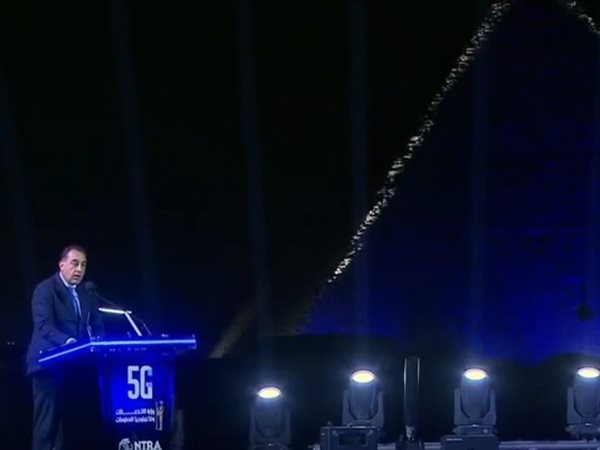 من سفح الأهرامات.. رئيس الوزراء يشهد إطلاق خدمات 5G رسميًا 