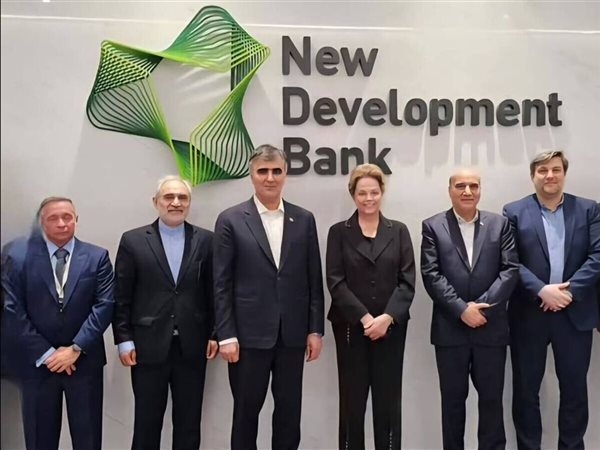 محافظ المركزي الإيراني يبحث الانضمام إلى بنك بريكس في محادثات مع ديلما روسيف