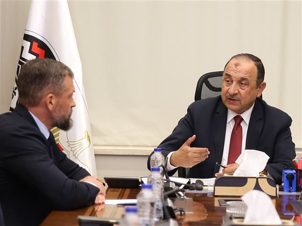 وزير قطاع الأعمال العام يبحث مع وفد روسي سبل التعاون في مجال الألومنيوم