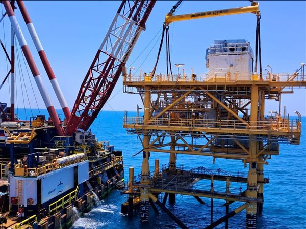 تركيب المنصة البحرية WEB OFFSHORE بمشروع تنمية حقل غاز غرب البرلس البحري بمنطقة إدكو