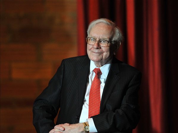 عراف أوماها.. رحلة الملياردير وارن بافيت من الصفر إلى قمة الاستثمار العالمي