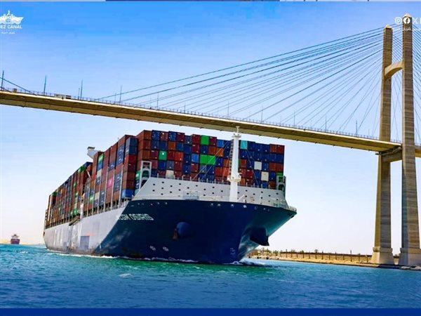 قناة السويس تمد العمل بقرار تخفيض 15% من رسوم عبور سفن الحاويات