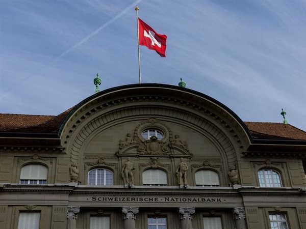 البنك الوطني السويسري يخفض أسعار الفائدة إلى الصفر مع تراجع التضخم