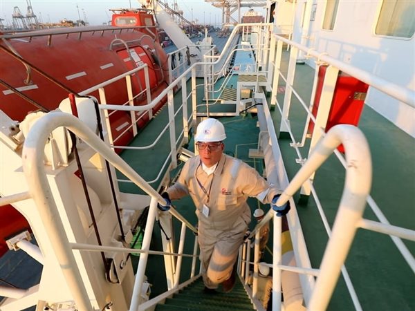 وزير البترول يتفقد تجهيز سفينة التغييز 