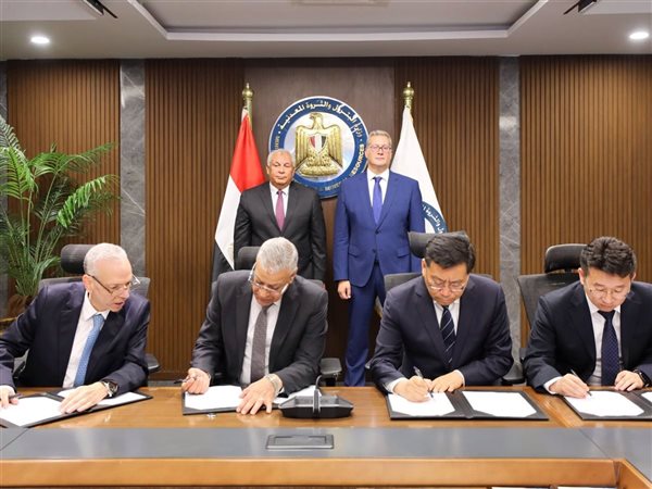 توقيع العقود النهائية لبدء تنفيذ مجمع إنتاج حامض الفسفوريك بالوادي الجديد