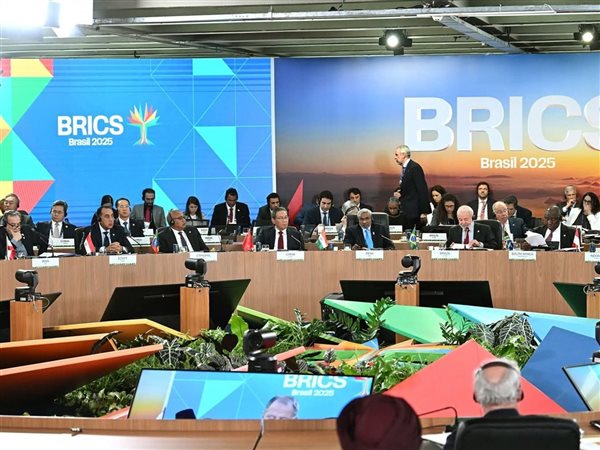 مدبولي يبحث مع رئيس جمهورية الأوروجواي تعزيز التبادل التجاري في الإنشاءات والصناعات الدوائية