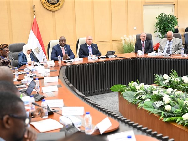 وزير الصناعة يلتقي وزير النقل بسيراليون لبحث تدعيم التعاون المشترك 