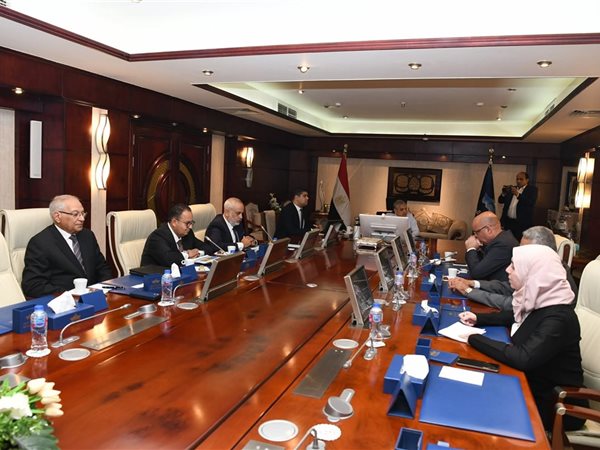 رئيس هيئة قناة السويس يبحث سبل عقد شراكة مع مجموعة  UW القبرصية