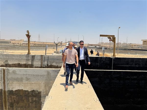 رئيس جهاز القاهرة الجديدة يشهد التشغيل التجريبي لمحطة معالجة صرف صحي
