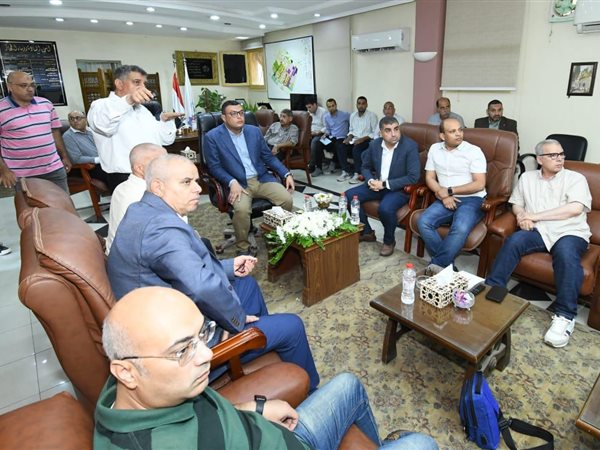 وزير الإسكان يعقد اجتماعا بمقر جهاز 