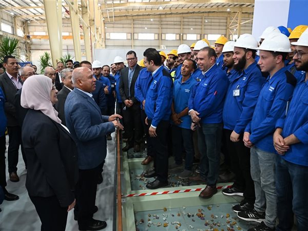 وزير الصناعة يفتتح مصنع زجاج.. ويضع حجر الأساس لمصنع ثلاجات 