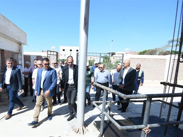 وزير الإسكان يتفقد الطرق والمحاور ومحطة رفع صرف صحي بالنوبارية 