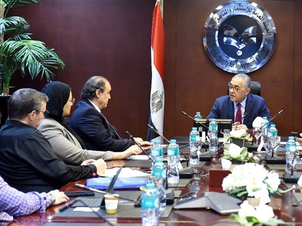 مجموعة كريستال مارتن العالمية تبحث إنشاء مصنع للمنسوجات والملابس الجاهزة في مصر