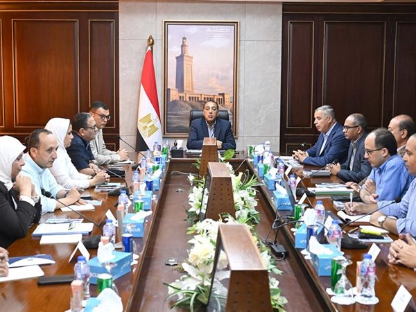 رئيس الوزراء يستعرض مقترحا للشراكة لإنشاء شبكة رعاية صحية بالإسكندرية