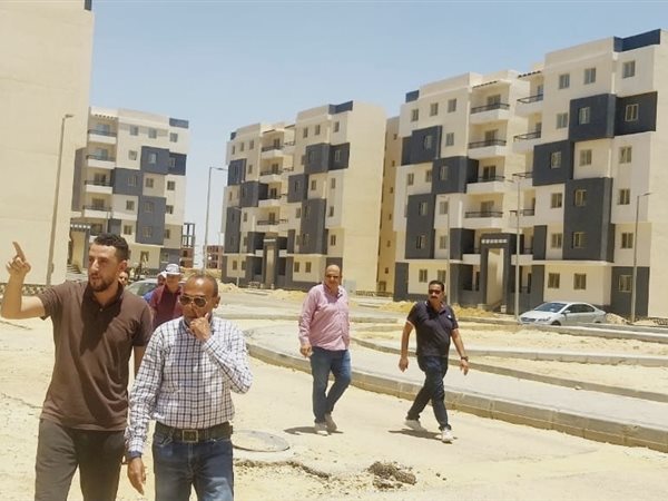 وزير الإسكان يتابع سير العمل بالمشروعات السكنية بـ4 مدن 