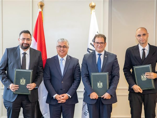 رئيس اقتصادية قناة السويس يوقع عقد توسعات مشروع 