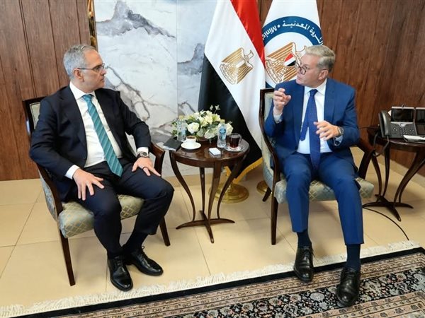 وزير البترول يبحث مع 